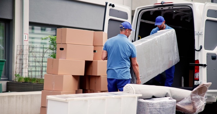 chargement d'un camion de déménagement par des déménageurs certifiés